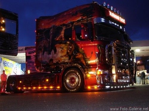 Décoration d'un camion Scania R-450 - Servimedia publicité